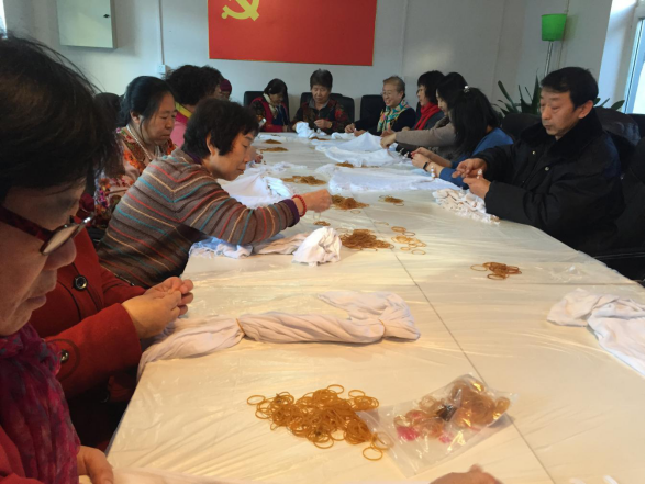 201712261514252016492919.png 四季青镇第四季度“菜单式”文化供给课程——艺术扎染走进西山村32.png