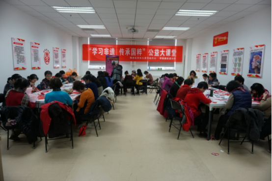 201801101515575290669546.png (街道)学院路巧娘剪纸绘年味11.png