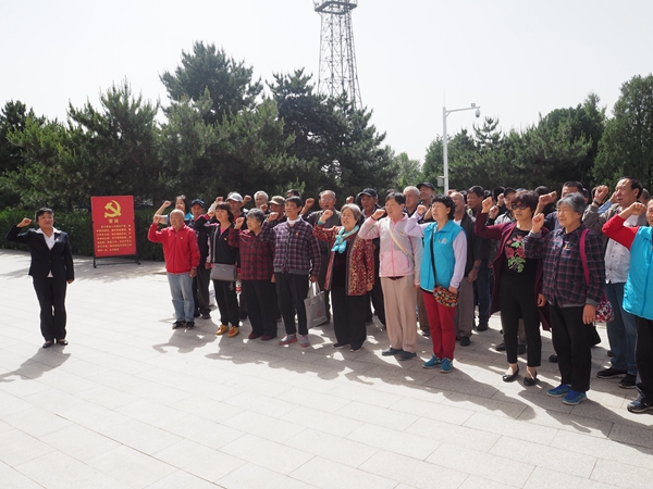 201805241527153454243179.jpg 刘书记带领党员重温入党誓词.JPG