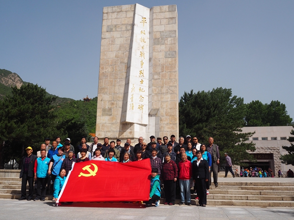 201805241527153464766954.jpg 纪念碑前合影.JPG