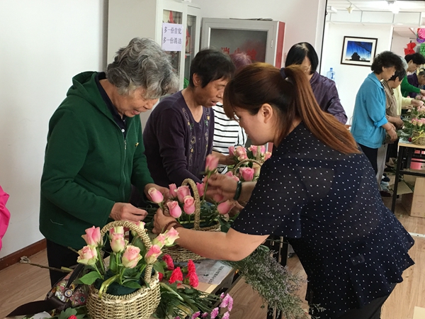 201805241527153906180166.jpg 老师指导插花.jpg