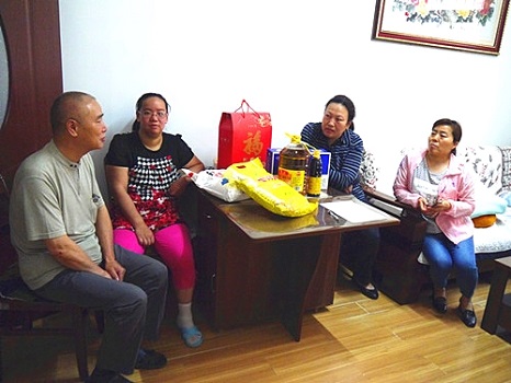 201805291527581723706411.jpg 图1:紫竹院街道计划生育协会积极开展计划生育困难家庭慰问活动.jpg