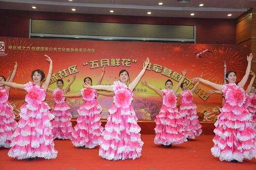 201805301527668748622182.jpg 西北旺镇航天城社区组织五月鲜花文艺活动1.JPG