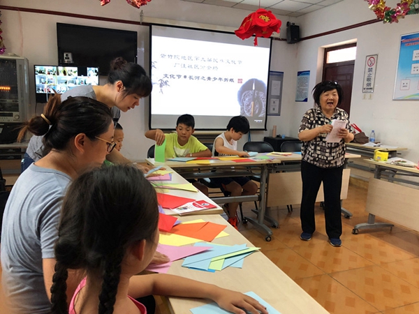 201808101533887524440372.jpg 图1:紫竹院街道厂洼社区邀请海淀妇幼的陆老师给社区青少年开展暑期“文化节·长河之青少年折纸”活动.jpg