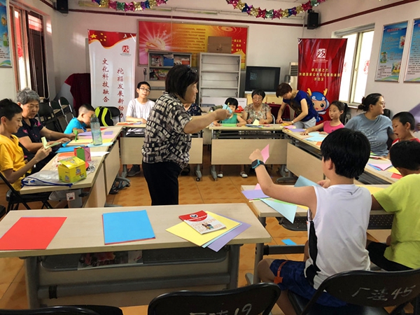 201808101533887533482481.jpg 图2:折纸活动中.jpg