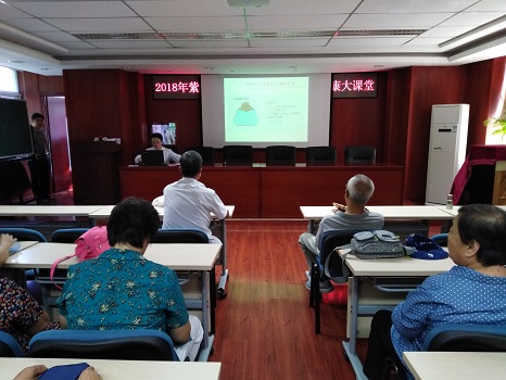 201809071536303189596372.jpg 图1:海淀医院张护士在讲课.jpg