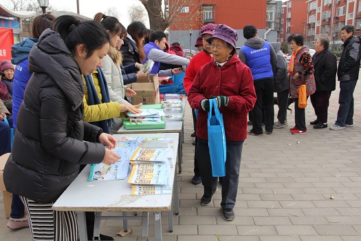 201812061544076681641732.jpg 发放宣传品01.JPG