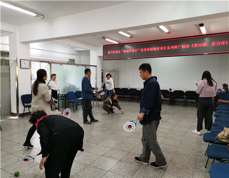 201904241556085242686454.jpg 图4:居民们反复练习.jpg