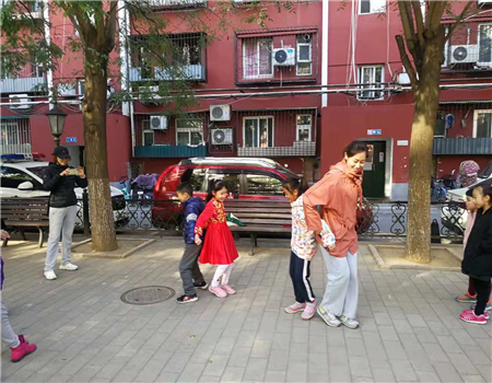 201911011572600454443241.jpg 图3:陈老师讲解三脚架用法_wps图片.jpg