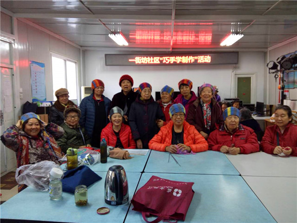 201711241511518177546495.jpg 永定路街道一街坊社区“巧手学制作”活动——冬日里的温暖_副本.jpg