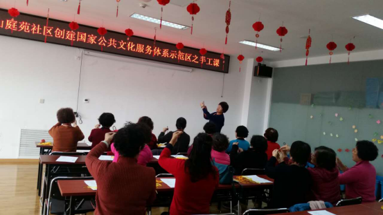 201711281511840019127422.png 倚山庭苑社区开展手工课(编虾)信息24.png