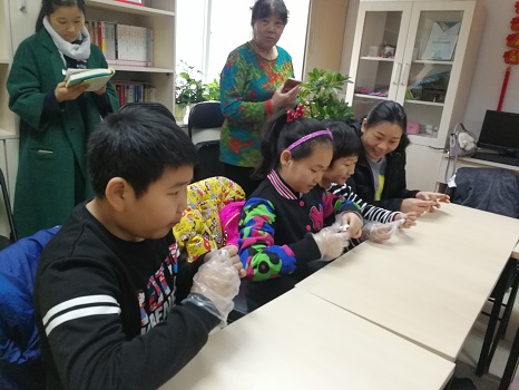 201803141521019437857154.jpg 图2:亲子互动制作..jpg