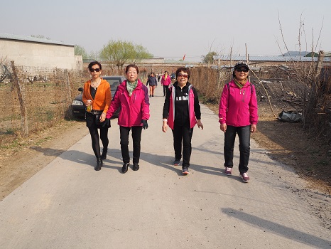 201804101523347559651580.jpg 边聊边走.JPG