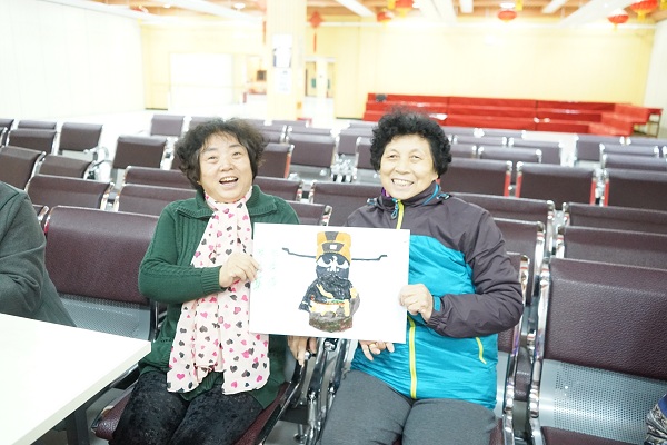 201804241524560883228034.jpg 瞧瞧我们笔下的包拯,是不是很酷?.JPG