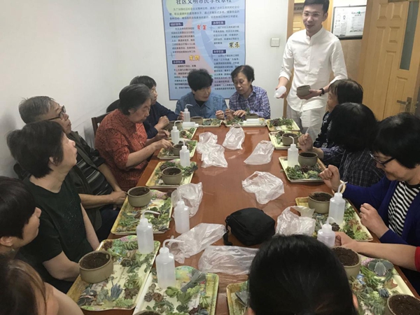 201805141526288634324788.jpg 图2:微景观制作过程中.jpg