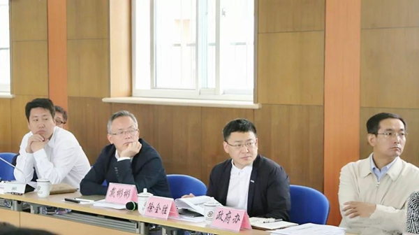 201805221526979311758156.jpg 图2:区长戴彬彬出席会议并讲话.jpg