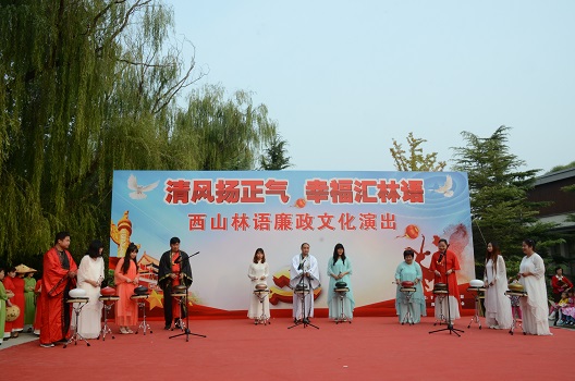 201810241540348829581095.jpg 《空灵鼓》演奏.JPG