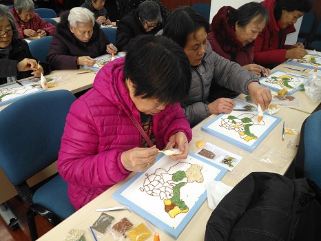 201812281545961283600582.jpg 图1:紫竹院街道厂洼第二社区在街道社区服务中心举办杂粮画活动.jpg