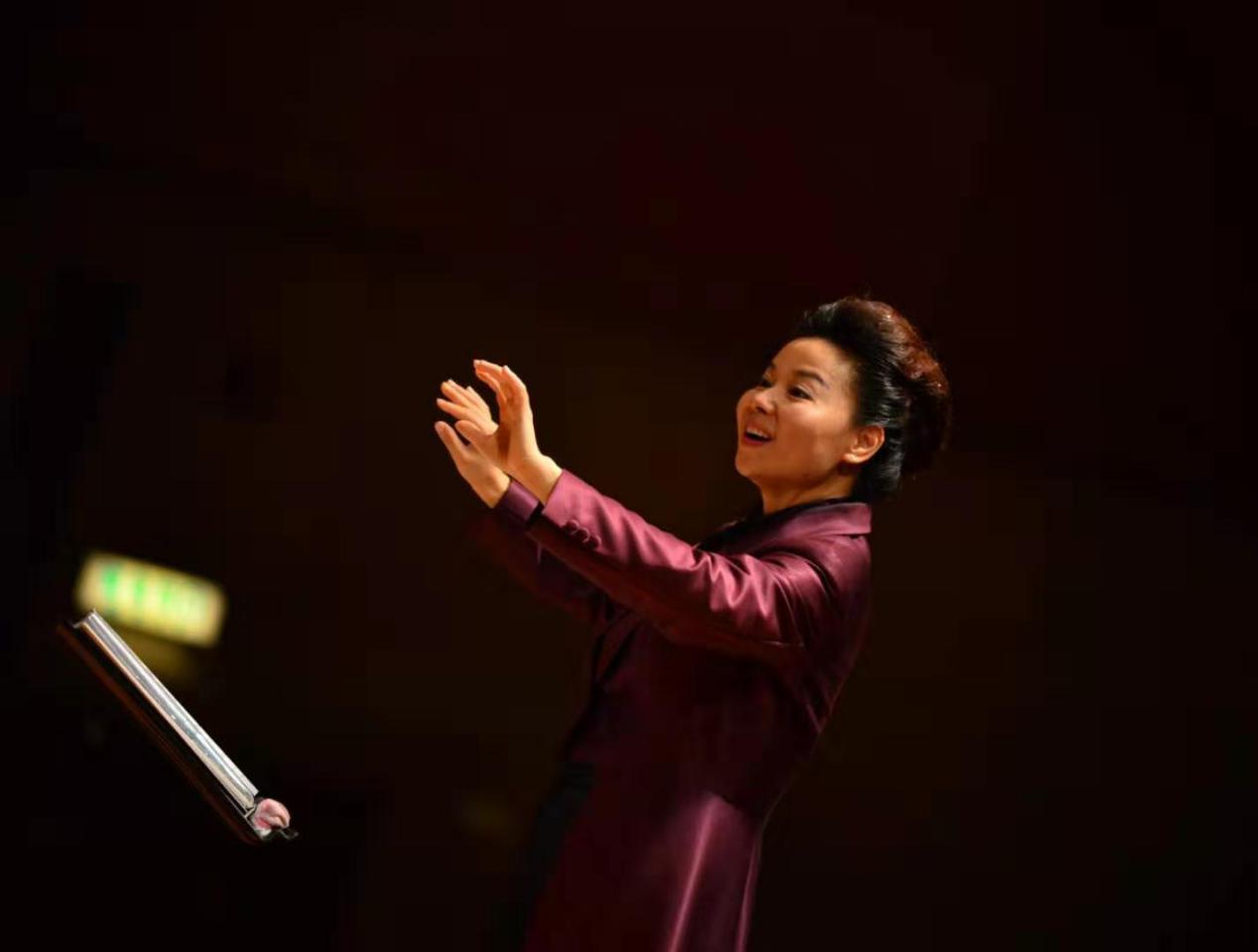 明子琪  女,侗族,民盟委员,青联委员,青年指挥家,北京合唱协会副理事