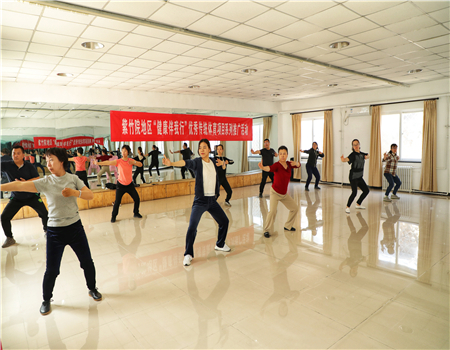 201905161557984413669103.jpg 图7-2:2019.5.13一 《第27期:八段锦》推广活动第7讲——结业课,学员们熟练掌握八段锦.jpg