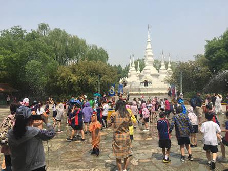 201905301559205686122049.jpg 说明: D:\邱妍娟-街道\关于进行“文化@海淀--海淀公共文化服务数字平台”数据初始化信息采集工作的通知\活动信息\2019\海南北\2019-5-17海淀南路北社区“爱国主义教育基地”参观活动\参加傣族泼水节.jpg