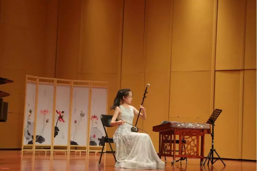 《空山鸟语》描绘了深山幽谷,百鸟飞鸣的喧闹景象,形象地展现了"空山