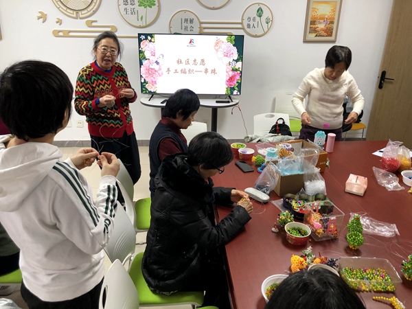 12.19社区志愿“手工编织-串珠”活动  6.jpg