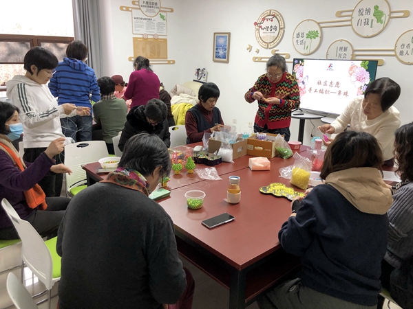 12.19社区志愿“手工编织-串珠”活动  5.jpg
